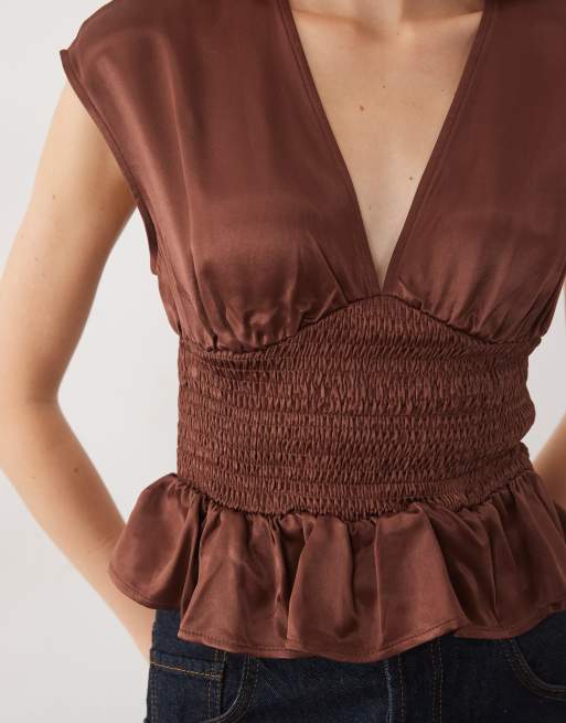 Miss Selfridge satin top med v-hals og smock i taljen i chokoladebrun, 2 af 4