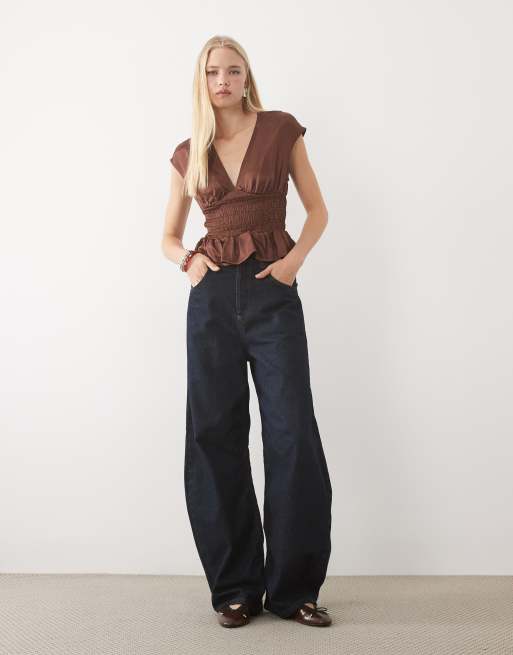 Miss Selfridge satin top med v-hals og smock i taljen i chokoladebrun, 3 af 4
