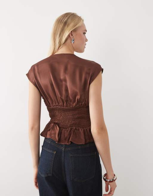 Miss Selfridge satin top med v-hals og smock i taljen i chokoladebrun, 4 af 4