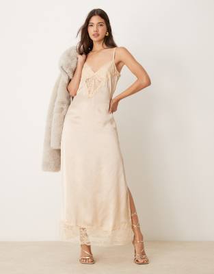 Miss Selfridge - Satin-Trägerkleid in Maxilänge in Neutral mit Spitzeneinsatz-Rosa