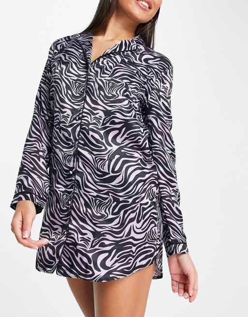 Miss Selfridge – Satynowa koszula nocna we wzór w paski zebry 