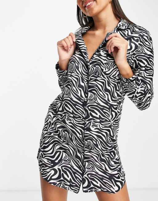 Miss Selfridge – Satynowa koszula nocna we wzór w paski zebry