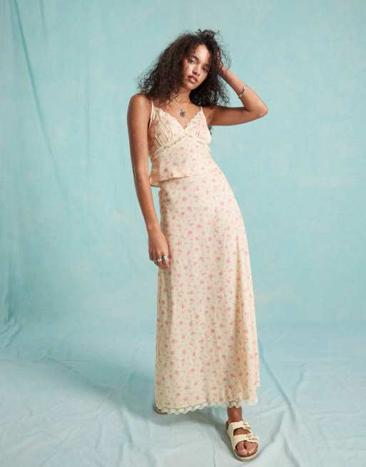 Miss Selfridge – Satynowa spódnica maxi z koronkowym wykończeniem w drobny wzór