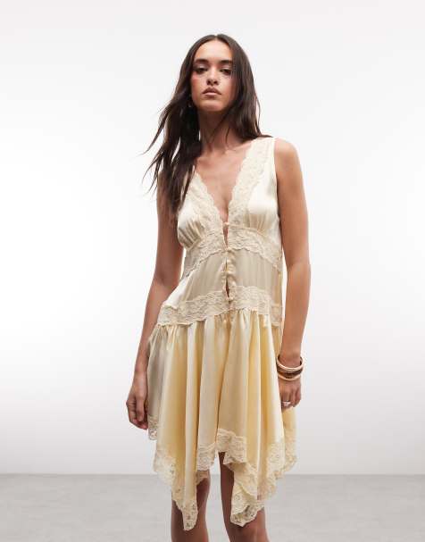 Miss Selfridge – Satynowa sukienka mini z koronkowymi wstawkami i asymetrycznym dołem w stylu boho w bladożółtym kolorze - view 1