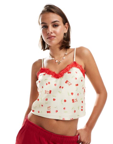 Miss Selfridge – Satynowy zdobiony koronką top na ramiączkach we wzór w wisienki - view 1