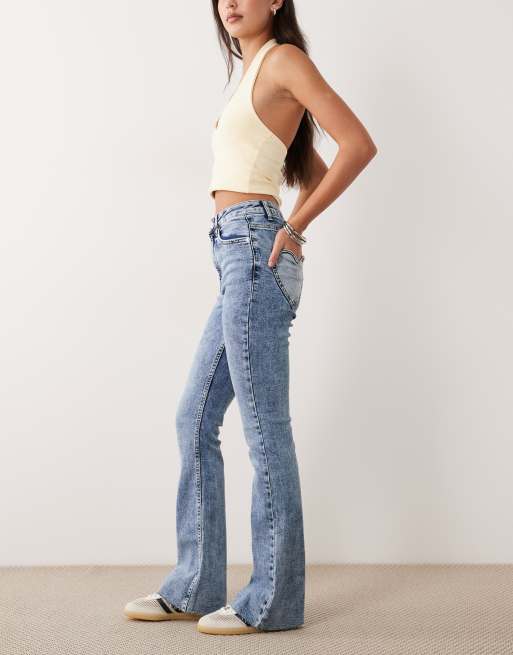 Miss Selfridge – Schlagjeans in mittlerer Waschung mit Herztaschen, 3 von 5