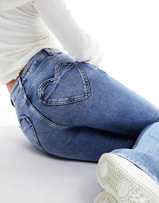 Miss Selfridge – Schlagjeans in mittlerer Waschung mit Herztaschen, 4 von 5