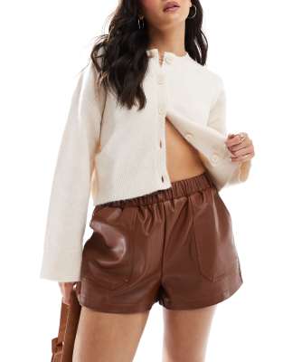 Miss Selfridge - Schlupf-Shorts aus Kunstleder in Hellbraun-Neutral