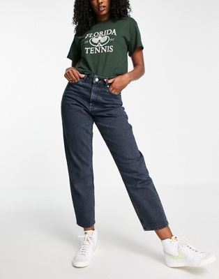 Miss Selfridge – Schmal zulaufende Mom-Jeans in Blauschwarz mit hoher Taille