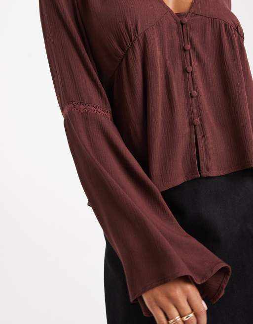 Miss Selfridge – Schößchenbluse in Braun mit Knopfleiste und ausgestellten Ärmeln, 3 von 4