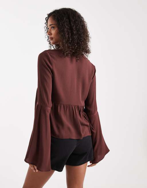 Miss Selfridge – Schößchenbluse in Braun mit Knopfleiste und ausgestellten Ärmeln, 4 von 4