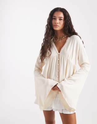 Miss Selfridge - Schößchenbluse in Ecru mit Knopfleiste und ausgestellten Ärmeln-Weiß