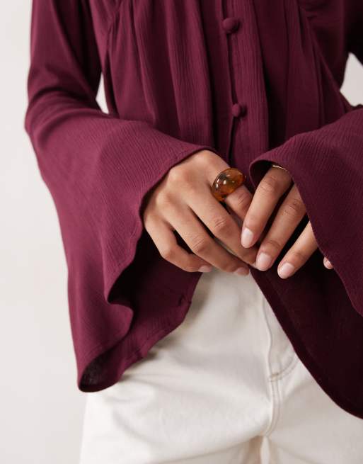 Miss Selfridge – Schößchenbluse in Feige mit Knopfleiste und ausgestellten Ärmeln, 3 von 4