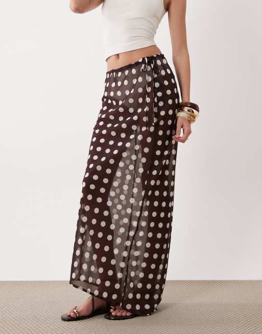 Miss Selfridge - Schuingesneden maxi strandrok van chiffon met stippen in chocoladebruin, 2 van 5