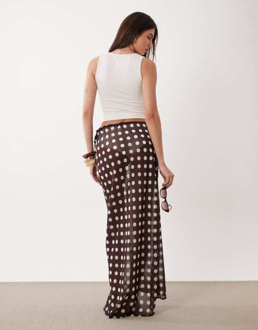 Miss Selfridge - Schuingesneden maxi strandrok van chiffon met stippen in chocoladebruin, 5 van 5