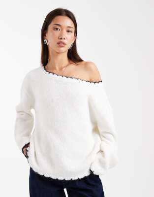 Miss Selfridge - Schulterfreier, asymmetrischer, lockerer Pullover in Creme mit Languettenstich-Weiß