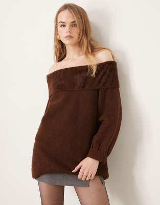 Miss Selfridge - Schulterfreier Oversize-Strickpullover in Braun