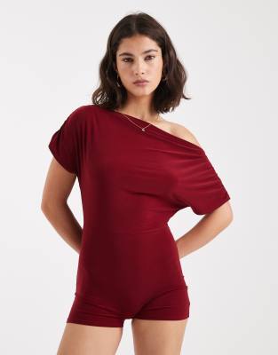 Miss Selfridge - Schulterfreier Playsuit in Burgunderrot-Lila