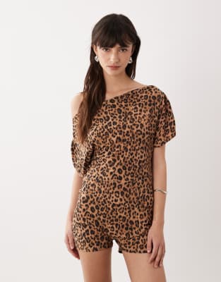 Miss Selfridge - Schulterfreier Playsuit mit Leopardenmuster-Mehrfarbig