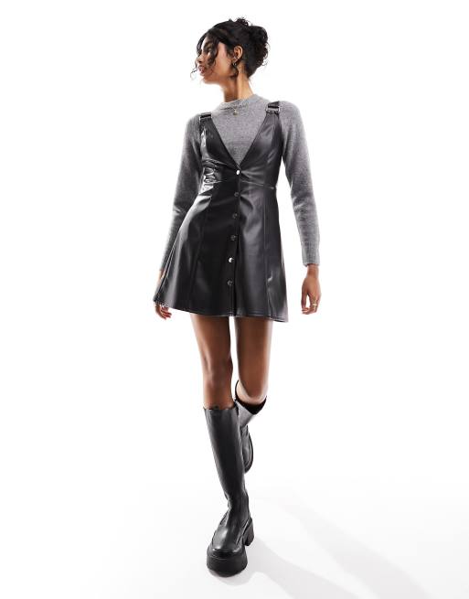Miss Selfridge – Schürzenkleid aus schwarzem Kunstleder mit Schnallendetail