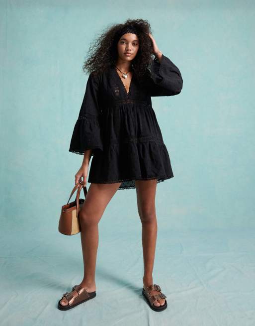 Miss Selfridge – Schwarzes Strand-Cover-up im Minikleid-Design mit Lochstickerei und ausgestellten Ärmeln