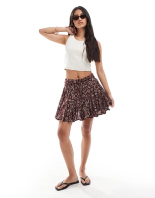 Miss Selfridge - Schwingende Shorts aus Mullstoff in Braun mit Urlaubsprints