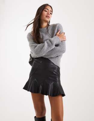 Miss Selfridge - Schwingender Rock aus Kunstleder in Schwarz