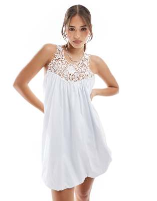 Miss Selfridge - Schwingendes Babydoll-Minikleid in Weiß mit Spitzeneinsatz