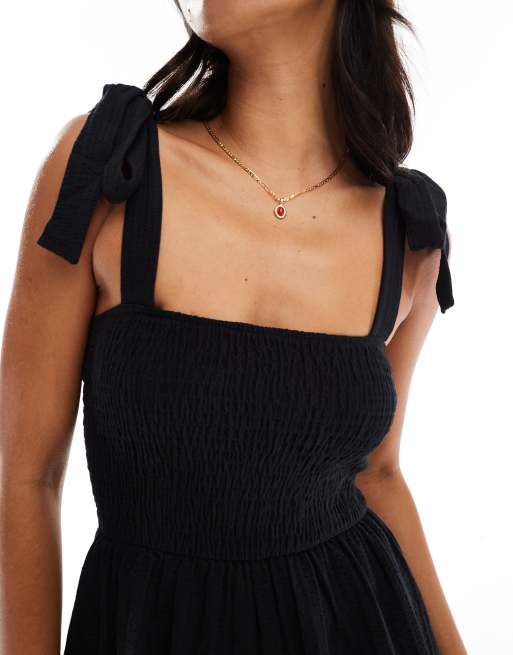 Miss Selfridge – Seersucker-Playsuit in Schwarz mit gebundenen Trägern, 3 von 4