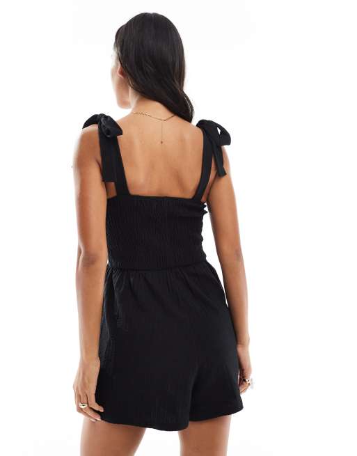 Miss Selfridge – Seersucker-Playsuit in Schwarz mit gebundenen Trägern, 4 von 4