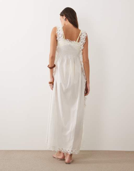 Miss Selfridge – Seitlich gebundenes Maxi-Strandkleid in Weiß mit eckigem Ausschnitt und Spitzenborte, 4 von 4