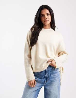 Miss Selfridge - Seitlich geraffter Pullover in Buttermilch mit Bindedetail-Gelb