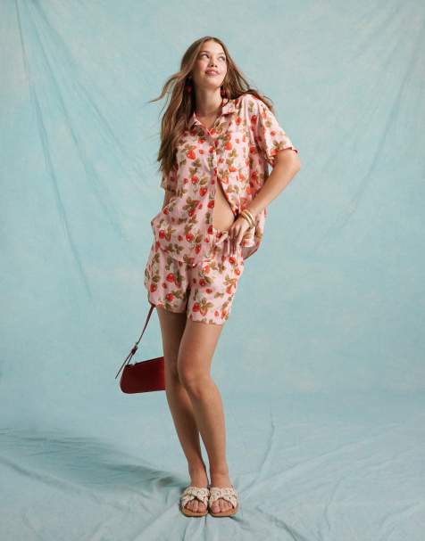 Miss Selfridge - Short de course d'ensemble à enfiler en aspect lin à imprimés fleuri et fraises - view 1