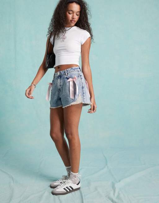 Miss Selfridge - Short en jean avec poches en cœur et nœuds contrastants en satin - Bleu moyen délavé