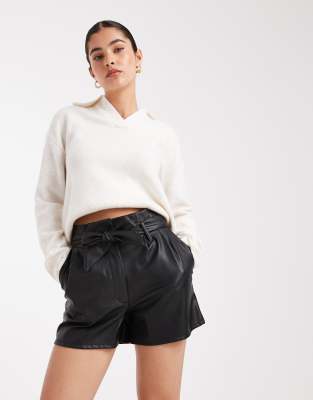 Miss Selfridge - Shorts aus Kunstleder in Schwarz mit Gürtel