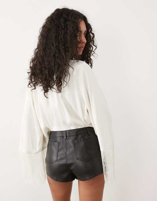 Miss Selfridge Shorts aus Kunstleder in Schwarz, 4 von 5