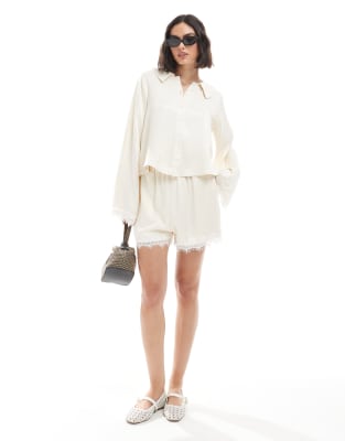 Miss Selfridge - Shorts aus Satin und Spitze in Ecru, Kombiteil-Neutral