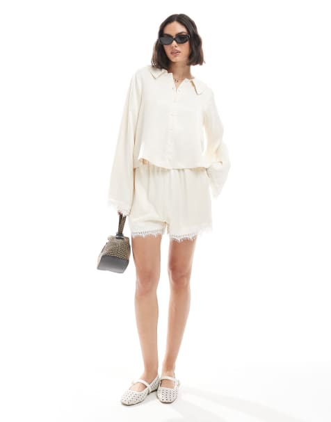 Miss Selfridge – Shorts aus Satin und Spitze in Ecru, Kombiteil - view 1