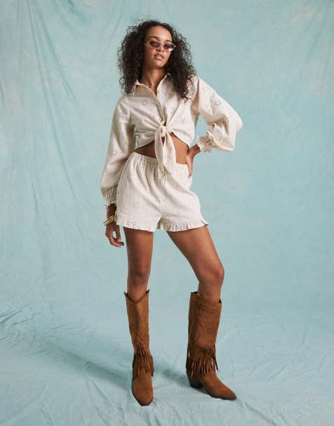 Miss Selfridge – Shorts in Creme mit Lochstickerei und Rüschensaum - view 1