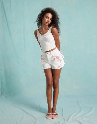 Miss Selfridge - Shorts in Ecru mit herzförmigen Taschen und Schleifendetails-Neutral