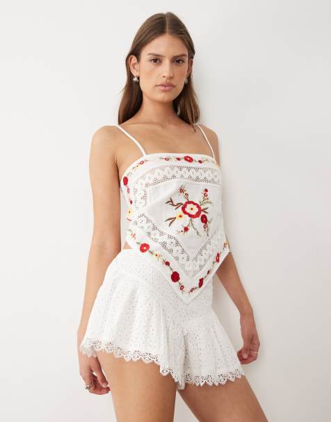 Miss Selfridge – Shorts in Elfenbeinweiß mit Lochstickerei - view 1