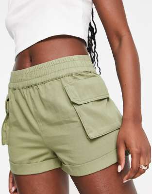 Miss Selfridge - Shorts in Khaki mit Cargo-Taschen-Grün