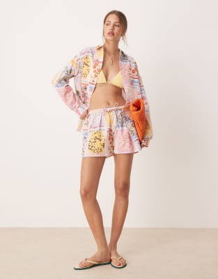 shorts in postcard print-Multi