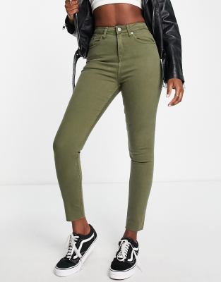 Miss Selfridge - Skinny-Jeans mit ausgefranstem Saum in Khaki-Grün