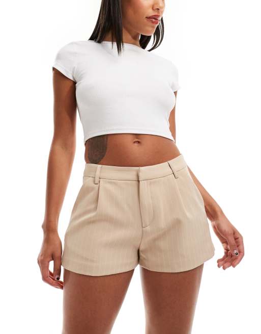 Miss Selfridge - Skræddersyede hotpants med nålestriber i beige i firkantet pasform