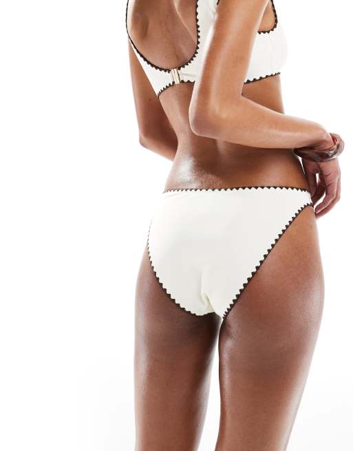 Miss Selfridge - Slip bikini crema con impunture color cioccolato, 4 di 4