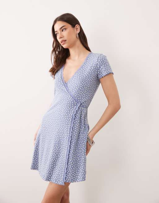 Miss Selfridge – Småblommig, pointellestickad omlottklänning med spetskant, 2 av 4