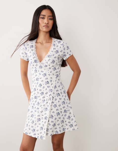 Miss Selfridge – Småblommig, pointellestickad omlottklänning med spetskant - view 1