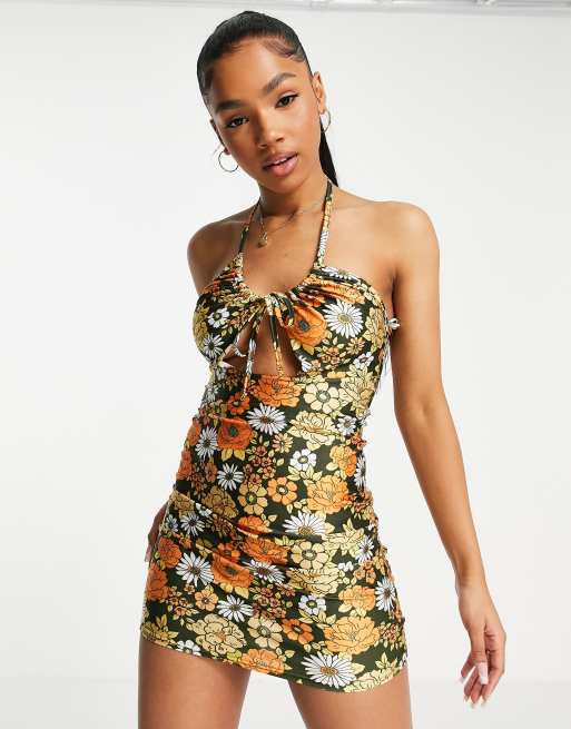 Miss Selfridge - Soepelvallende mini jurk met uitsnijding en halternek in retro bloemenprint