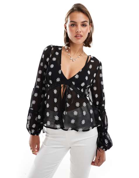 Miss Selfridge - Sort bluse med bindebånd foran og broderet marguerit-design - view 1
